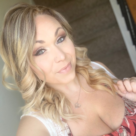 Meet your Posher, Amber - Picture 1 of 2